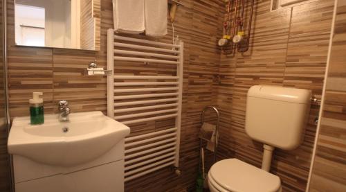 Bilik mandi di Ó-Újlak Apartman
