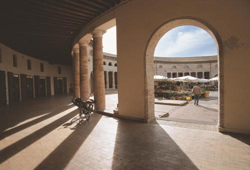 塞尼加利亞的住宿－Al Foro Annonario，一座建筑,设有一条带柱子和市场的开放式走廊