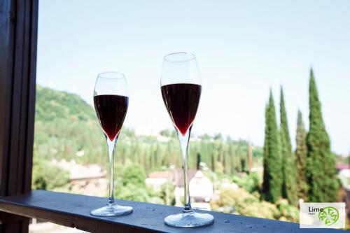 due bicchieri di vino rosso seduti su un davanzale di Boutique hotel Lime a Novy Afon
