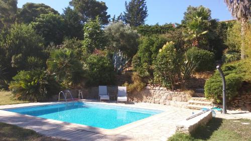 une piscine dans un jardin arboré dans l'établissement Villa Le Clos Fleuri, à Narbonne