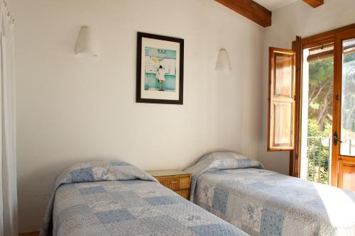 モライラにあるMoraira Beach Rentalのベッドルーム1室(ベッド2台付)が備わります。壁に絵が描かれています。