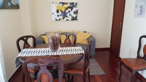a table and chairs in a room with a dining room at Villa Mucifal D in Sintra