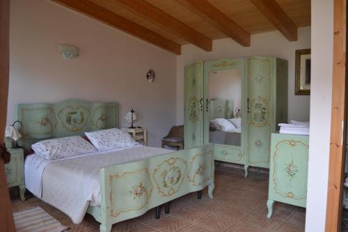 1 dormitorio con cama y espejo en Cascina Trapella, en Terruggia