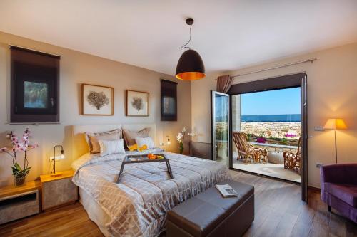 1 dormitorio con 1 cama grande y balcón en Velvet Breeze Superior Villa, en Stavromenos