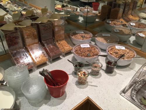 Comida en o cerca de este hotel