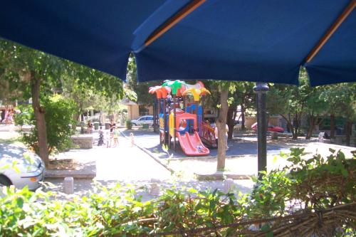 ソゾポルにあるVilla Veselaの青傘遊び場