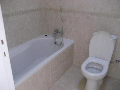 un bagno con un WC e una vasca da bagno e un WC di Siblings Nest 1 a Polis Chrysochous