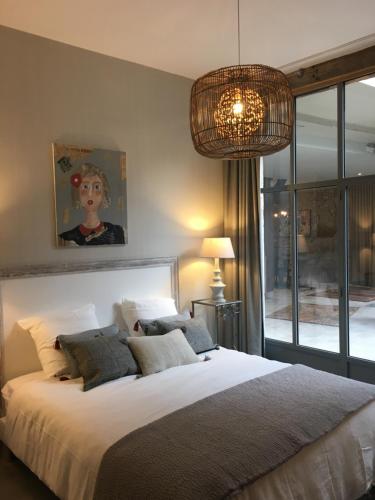 1 dormitorio con 1 cama grande y 1 lámpara en Maison Joséphine avec garage privé, en Blois