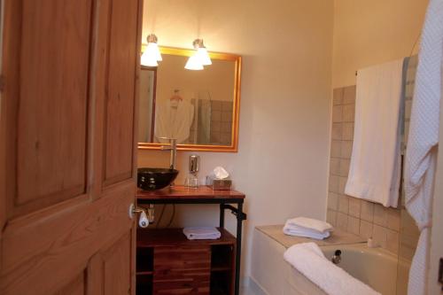 ヴナスクにあるMas de la Gonnetteのバスルーム(バスタブ、シンク、鏡付)
