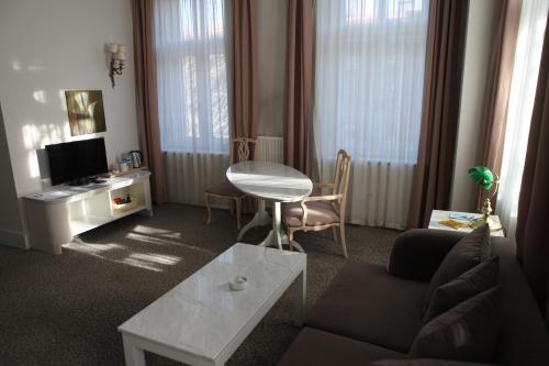 Μια τηλεόραση ή/και κέντρο ψυχαγωγίας στο Kar's Hotel