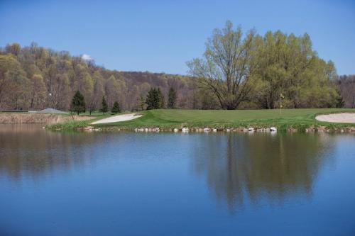 a golf course with a pond in front of a green at The Appalachian at Mountain Creek in Vernon