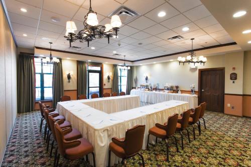 una sala de conferencias con una mesa larga y sillas en The Appalachian at Mountain Creek, en Vernon