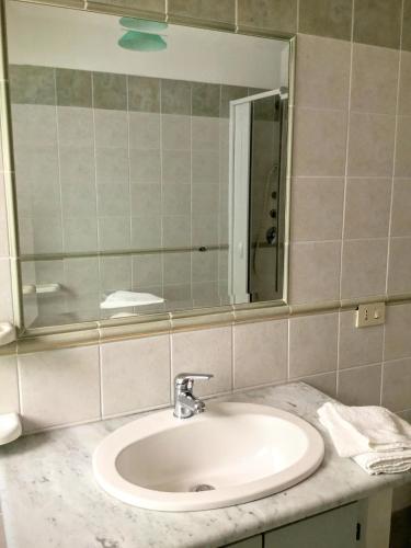 un bagno con lavandino e specchio di Villarosamaratea a Maratea