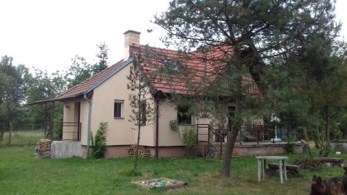 ein weißes Haus mit rotem Dach in der Unterkunft Chata Zahrada Madeta in Veselí nad Lužnicí