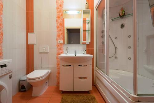 Koupelna v ubytování Nadezhda Apartments on Jeltoksan 103