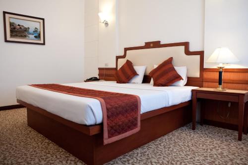 sypialnia z dużym łóżkiem w pokoju hotelowym w obiekcie Tanyong Hotel w Narathiwat