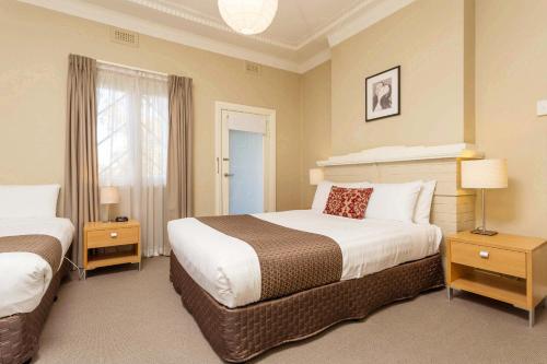 Tempat tidur dalam kamar di Globe Apartments