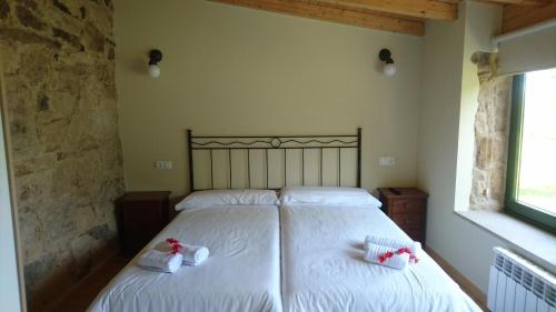 a bedroom with two beds with teddy bears on them at Hosteria Calixtino in Palas de Rei 