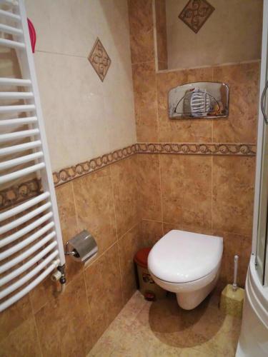 baño con aseo blanco en una habitación en Full Rooms en Kyustendil