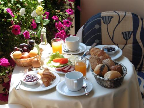 Opțiuni de mic dejun disponibile oaspeților de la Hotel am Kurpark