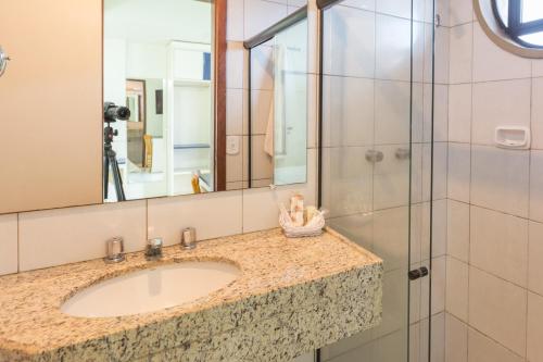 uma casa de banho com um lavatório e um chuveiro em Abbeville Hotel Torre I - Torre II em São Luís