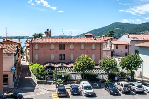 una città con auto parcheggiate in un parcheggio di Hotel dell'Angelo a Predore