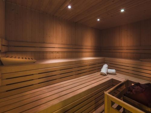 an empty sauna with a tub and a towel at H10 Casa del Mar in Santa Ponsa