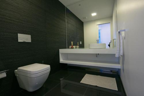 Ένα μπάνιο στο Spacious luxury holiday apartment with a great view, Funchal, free wifi and parking