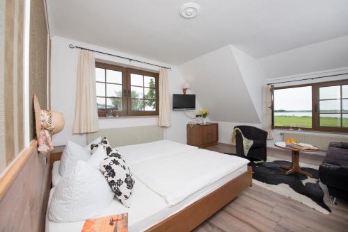ein Schlafzimmer mit einem Bett und ein Wohnzimmer in der Unterkunft Pension Deichgraf Middelhagen in Middelhagen