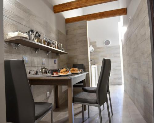 Una cocina con una mesa y sillas en una habitación. en Famigi, en Nápoles