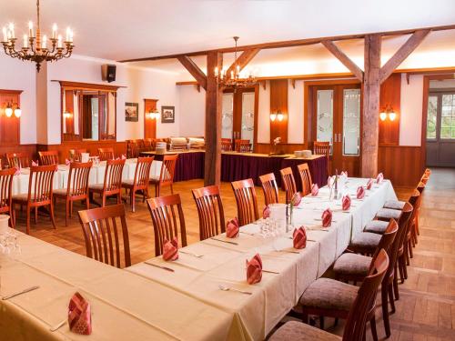 Un restaurante o sitio para comer en Gasthof Scharfe Kurve