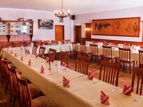 Un restaurante o sitio para comer en Gasthof Scharfe Kurve