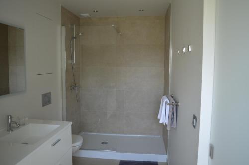 ein Badezimmer mit Badewanne, Toilette und Waschbecken in der Unterkunft Maison Margriet in Tongeren