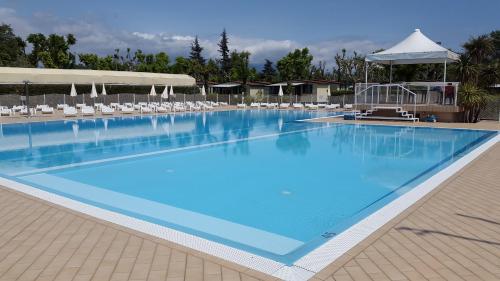 Bazén v ubytovaní Sereno Camping Holiday alebo v jeho blízkosti