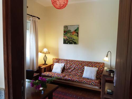 uma sala de estar com um sofá com duas almofadas em Pineapple Guest House Entebbe em Entebbe