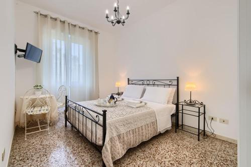 Uma cama ou camas num quarto em Appartamento turistico di Lulù