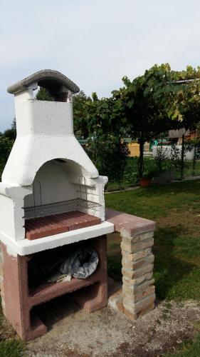 an outdoor brick oven sitting in a yard at Casa Vacanze Riviera del Brenta in Dolo