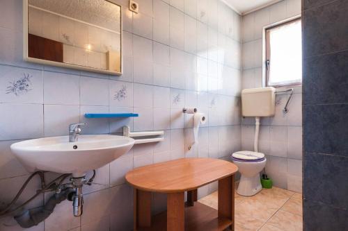 Bilik mandi di Apartmani Antonella