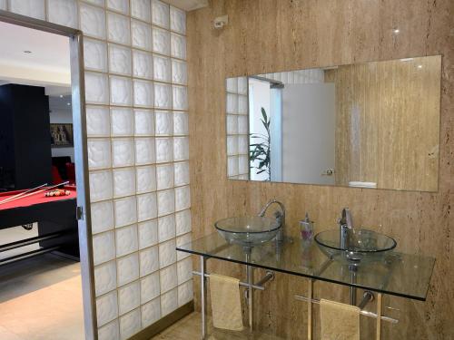 a bathroom with two sinks and a mirror at Villa Vieira in Alvarães