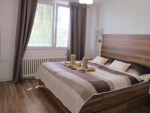 Кровать или кровати в номере Jenys Apartment