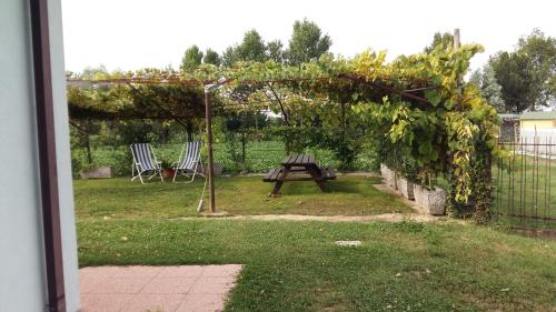 a picnic table and chairs in a yard at Casa Vacanze Riviera del Brenta in Dolo