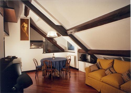 een woonkamer met een tafel en een bank bij Loft Fronte Cattedrale in Genua