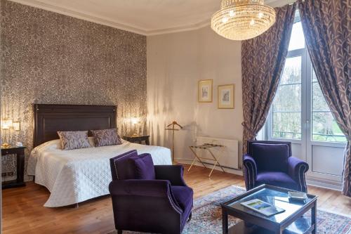 O zonă de relaxare la Grand Hôtel "Château de Sully" - Piscine & Spa