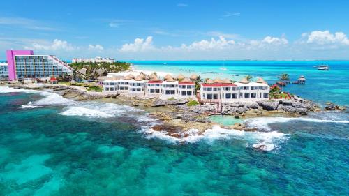 una vista aérea de un complejo en una isla del océano en Mia Reef Isla Mujeres Cancun All Inclusive Resort en Isla Mujeres