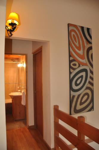 Un baño con un lavabo y un cuadro en la pared. en Rayen Mapu, en San Carlos de Bariloche
