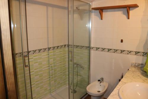 y baño con ducha y lavamanos. en SOHO-RURALK@R, en Riaza