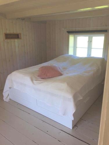 a white bed in a room with a window at Steigen Lodge Villa Vaag in Steigen