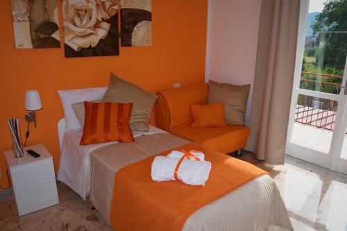 a bedroom with a bed and a couch at Il Rifugio d'aMare in Agropoli