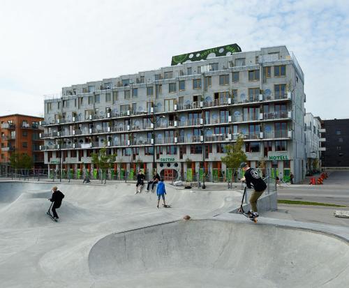 un grupo de personas montando patinetas en un parque de patinaje en Ohboy Hotell en Malmö