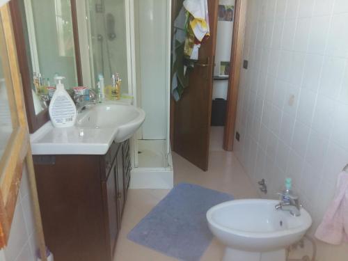 La salle de bains est pourvue d'un lavabo, de toilettes et d'un miroir. dans l'établissement WONDERVIEW GALIMBERTI 18, à Montepulciano